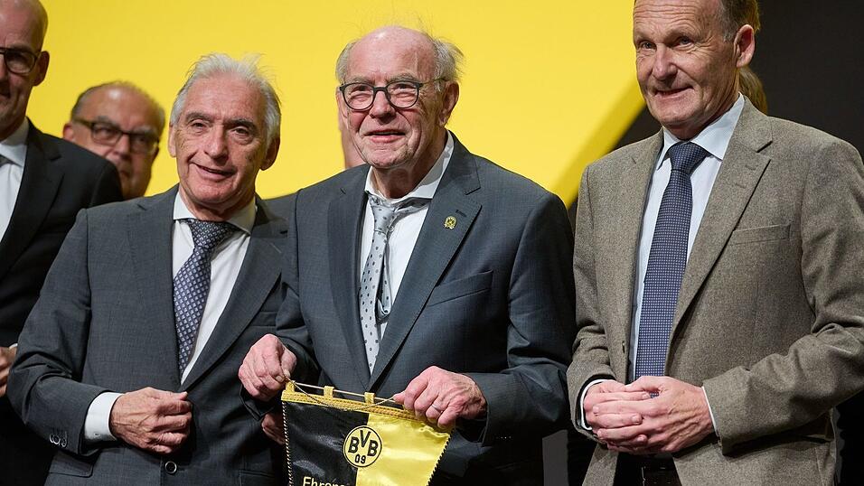 BVB-Präsident Lunow (l) macht den Weg für Watzke (r) frei. (Archivfoto)