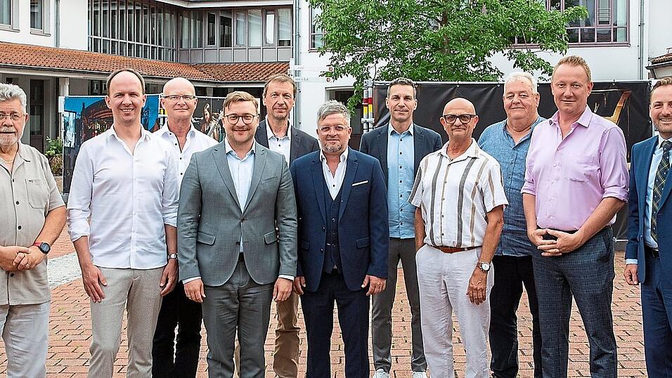 Der aktuelle Vorstand und Aufsichtsrat mit dem neu gewählten Aufsichtsratsvorsitzenden Bürgermeister Valentin Walk. Der aktuelle Vorstand und Aufsichtsrat mit dem neu gewählten Aufsichtsratsvorsitzenden Bürgermeister Valentin Walk.