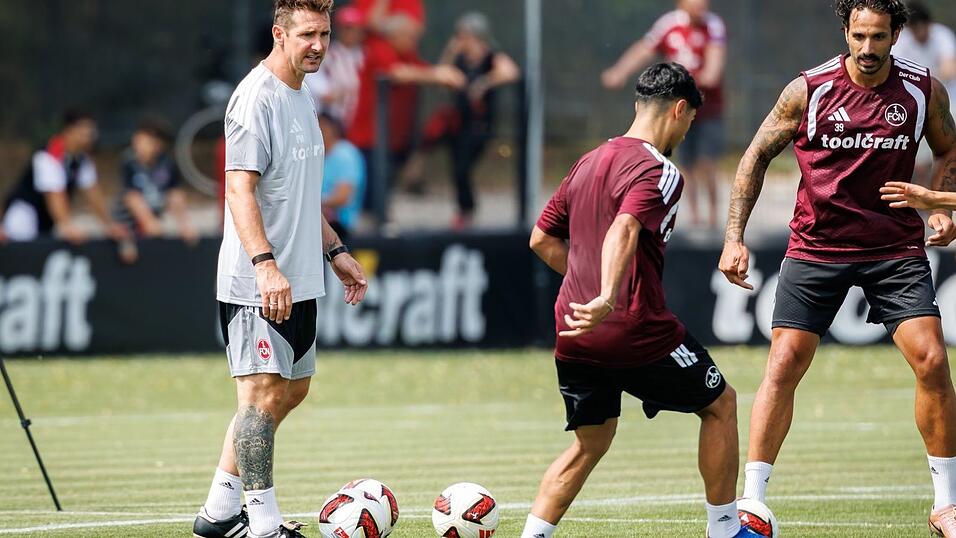 Miroslav Klose (l) geht beim 1. FC Nürnberg in seine dritte Saison als Trainer. (Archivbild) Miroslav Klose (l) geht beim 1. FC Nürnberg in seine dritte Saison als Trainer. (Archivbild)
