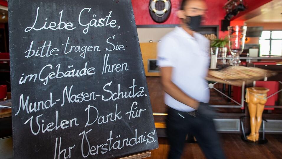 Zwar nur mit Maske, aber immerhin sind Restaurantbesuche wieder erlaubt: Das hat sich im Mai auch positiv auf die Ums&auml;tze des Gastgewerbes ausgewirkt. (Symbolbild)