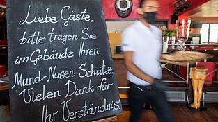 Zwar nur mit Maske, aber immerhin sind Restaurantbesuche wieder erlaubt: Das hat sich im Mai auch positiv auf die Ums&auml;tze des Gastgewerbes ausgewirkt. (Symbolbild)