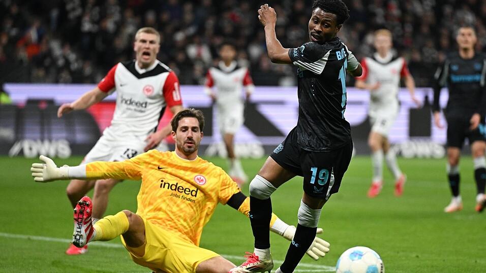 Leverkusens Nathan Tella (r) sorgte bei Eintracht Frankfurt für die 1:0-Führung.