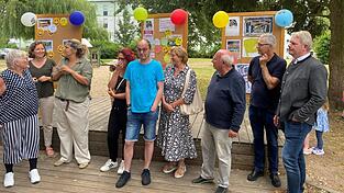 Mit Smileys konnten die Anwohner die gesammelten Ideen für die Weiterentwicklung des Dürer-Parks im Süden Straubings bewerten. Mit dabei waren auch Bürgermeister Werner Schäfer (3.v.r.) und WBG-Geschäftsführerin Martina Fischer (3.v.l.).