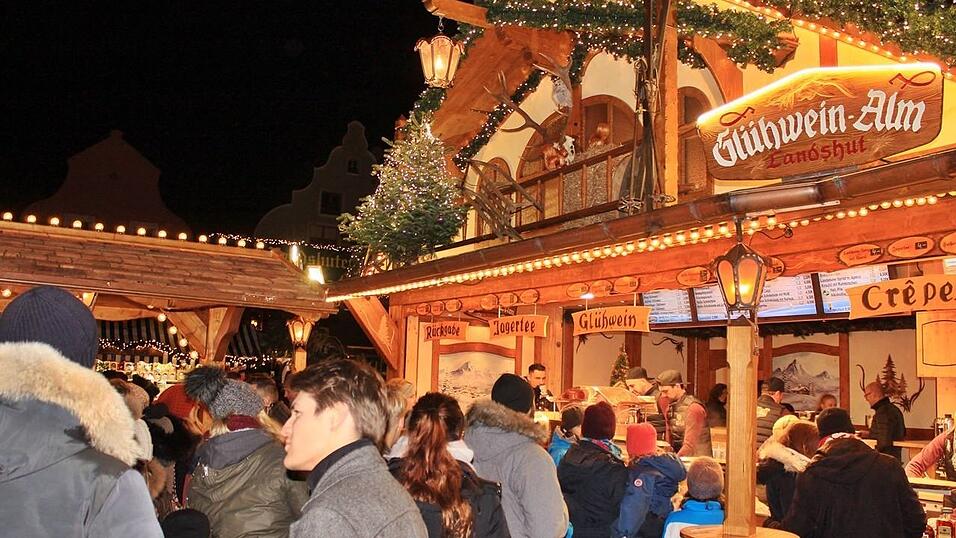 Der idyllische Christkindlmarkt in der Freyung in Landshut zählt zu den schönsten Christkindlmärkten Bayerns. Bei eisigen Temperaturen ist dort insbesondere die Glühwein-Alm natürlich heiß begehrt. Der idyllische Christkindlmarkt in der Freyung in Landshut zählt zu den schönsten Christkindlmärkten Bayerns. Bei eisigen Temperaturen ist dort insbesondere die Glühwein-Alm natürlich heiß begehrt.