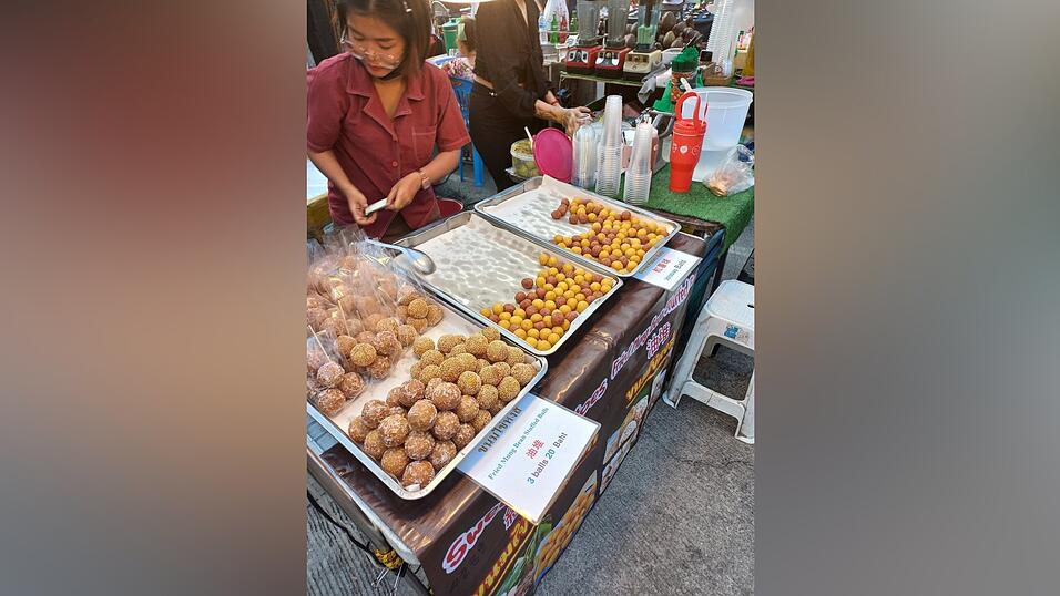Dazu finden sich auch überall Märkte, die Street Food anbieten.