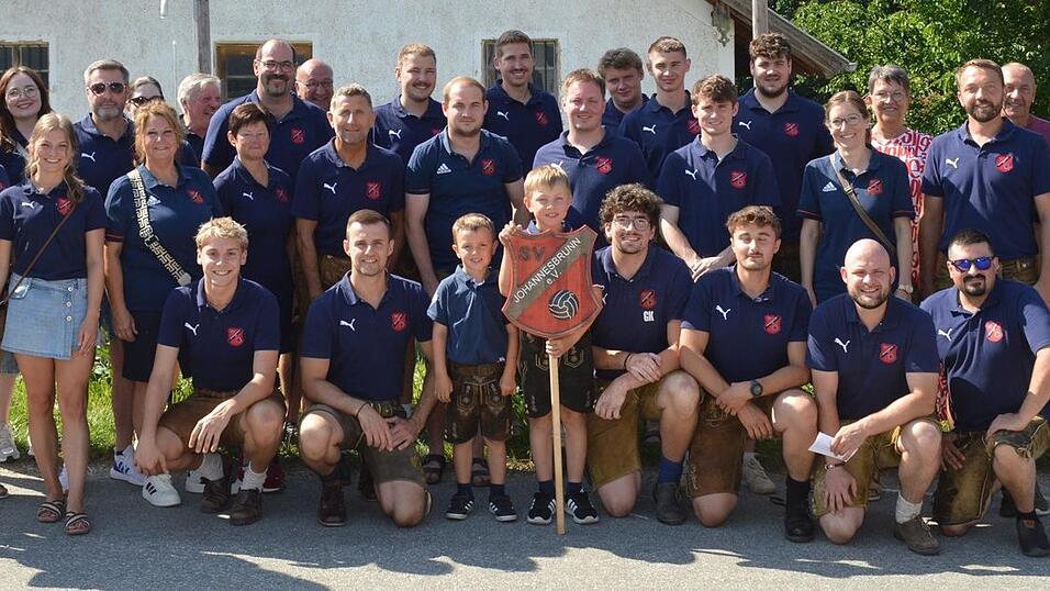 Die Mitglieder des Sportvereins vor dem Abmarsch zur Kirche.