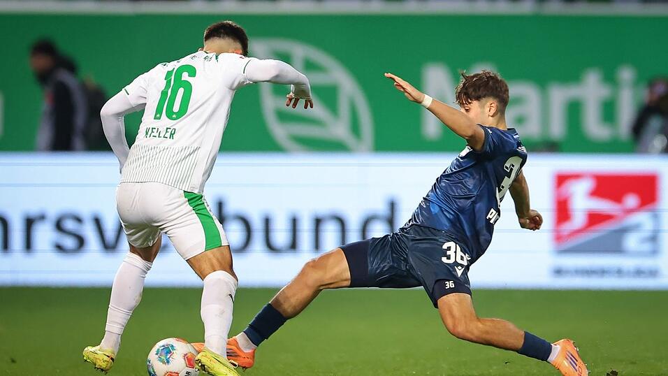 Die Karlsruher, hier Rafael Pinto Pedrosa (r) gegen Aaron Keller, waren auch zweikampfstärker. Die Karlsruher, hier Rafael Pinto Pedrosa (r) gegen Aaron Keller, waren auch zweikampfstärker.