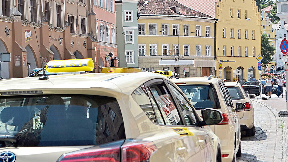 Rund 7300 Taxikunden könnten in Landshut vergünstigte Fahrten in Anspruch nehmen - bei entsprechendem Nachweis ihrer Berechtigung. Rund 7300 Taxikunden könnten in Landshut vergünstigte Fahrten in Anspruch nehmen - bei entsprechendem Nachweis ihrer Berechtigung.