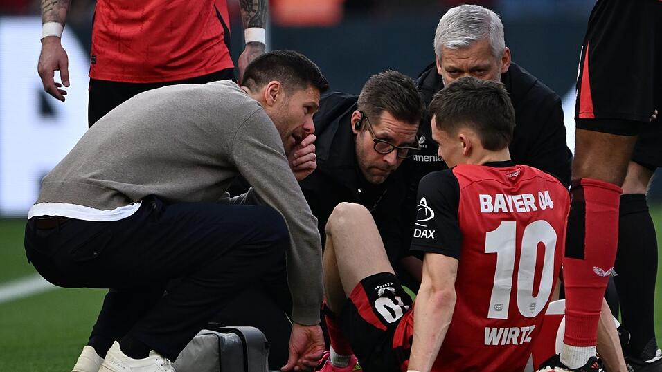 Bayer Leverkusens Mittelfeldstar Florian Wirtz hat sich im Bundesligaspiel gegen Werder Bremen verletzt. Bayer Leverkusens Mittelfeldstar Florian Wirtz hat sich im Bundesligaspiel gegen Werder Bremen verletzt.
