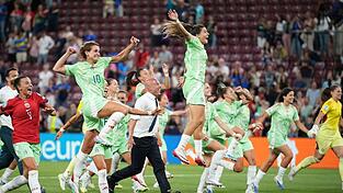 Italiens Fußballerinnen bejubeln den Halbfinal-Einzug bei der EM.