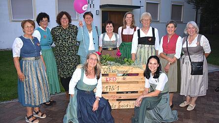 Die kfd-Vorstandschaft nutzt eine Verschnaufpause zu einem Gruppenbild im Freien.