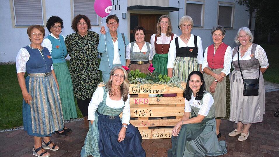 Die kfd-Vorstandschaft nutzt eine Verschnaufpause zu einem Gruppenbild im Freien.
