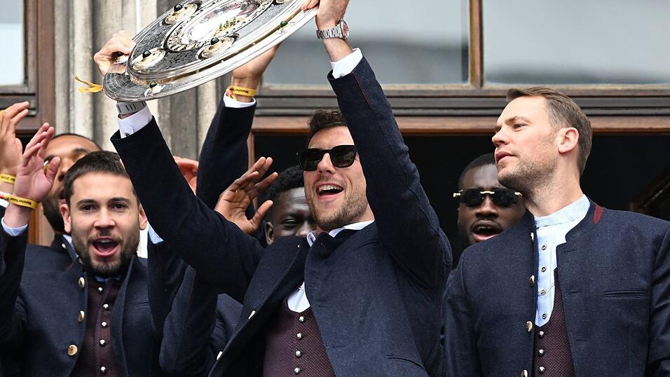 Leon Goretzka (m) will sich mit dem Double verabschieden. Leon Goretzka (m) will sich mit dem Double verabschieden.