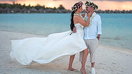 Romantischer Moment am Meer: Die frisch vermählten Arthur und Erika Loibl genießen blumenbekränzt den Sonnenuntergang am Strand. Romantischer Moment am Meer: Die frisch vermählten Arthur und Erika Loibl genießen blumenbekränzt den Sonnenuntergang am Strand.