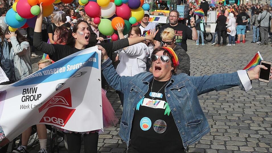 Knapp 2.000 Teilnehmer feierten am Samstag in Landhut den ersten Christopher-Street-Day Niederbayerns.