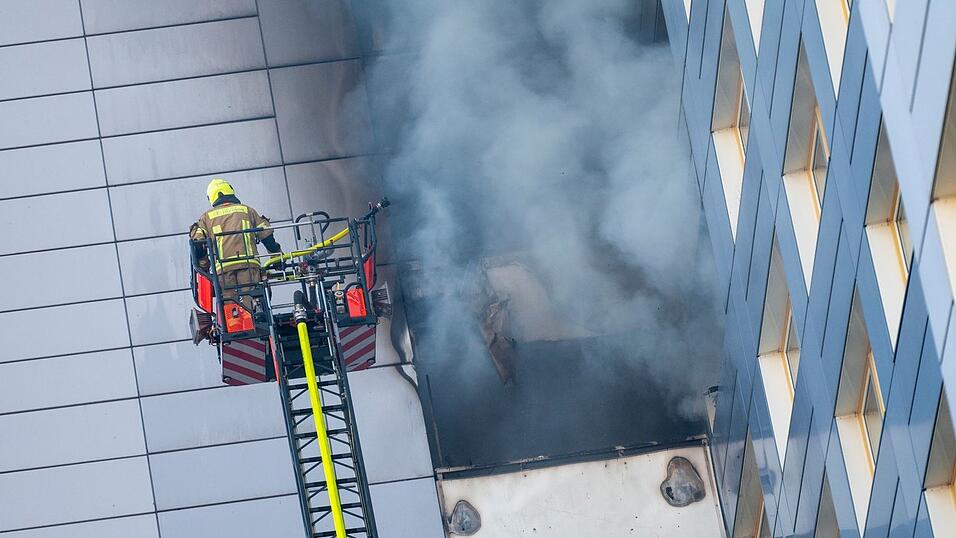 Der Einsatz sei «dramatisch» gewesen, Menschen standen am Fenster und drohten zu springen, sagte ein Feuerwehrsprecher. Der Einsatz sei «dramatisch» gewesen, Menschen standen am Fenster und drohten zu springen, sagte ein Feuerwehrsprecher.
