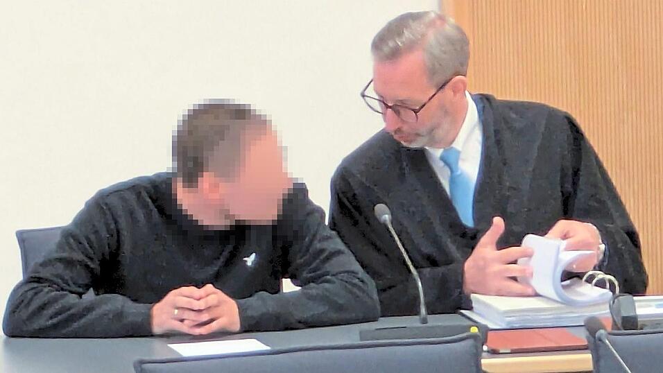 Ein 30-j&auml;hriger Heilerziehungspfleger, der des versuchten Mordes durch Unterlassen beschuldigt wird, hat sich als einziger der vier Angeklagten zu den Vorw&uuml;rfen ge&auml;u&szlig;ert. Rechts sein Verteidiger Markus Ziesche.