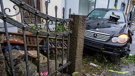 Der Mann soll den Wagen bewusst in die Menschengruppe gesteuert haben. (Archivbild)