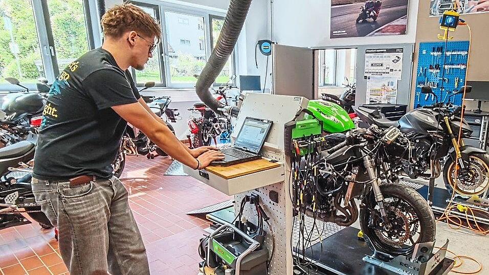 In der Werkstatt für Motorradtechnik hat jeder Schüler seinen eigenen mobilen Arbeitsplatz - direkt neben dem Motorrad. In der Werkstatt für Motorradtechnik hat jeder Schüler seinen eigenen mobilen Arbeitsplatz - direkt neben dem Motorrad.