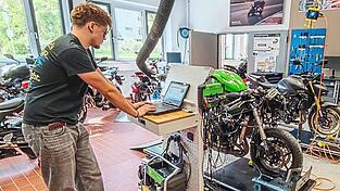 In der Werkstatt f&uuml;r Motorradtechnik hat jeder Sch&uuml;ler seinen eigenen mobilen Arbeitsplatz - direkt neben dem Motorrad.