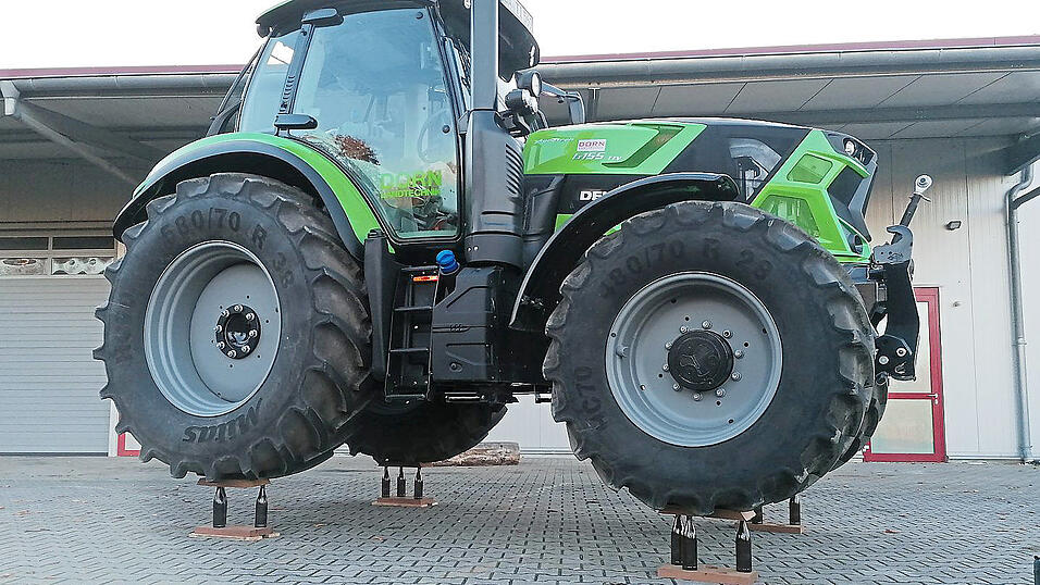 Auf zwölf Flaschen parkt ein Achttonner. Auf zwölf Flaschen parkt ein Achttonner.