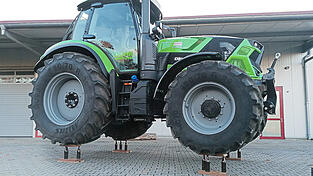 Auf zwölf Flaschen parkt ein Achttonner. Auf zwölf Flaschen parkt ein Achttonner.