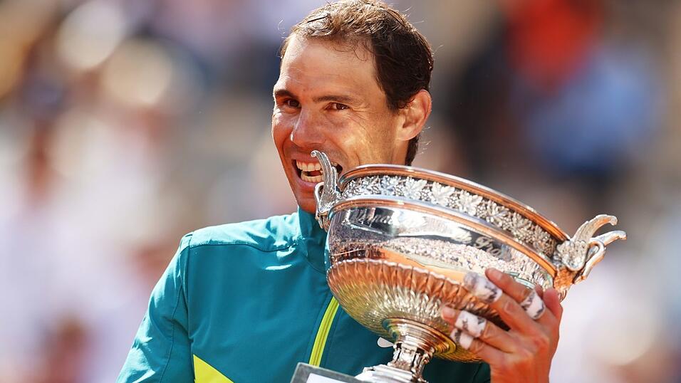 Stolz präsentiert Rafael Nadal die Trophäe der French Open. Dass er in Paris den Titel geholt hat, hat der Spanier auch Spritzen für den Fuß zu verdanken. Stolz präsentiert Rafael Nadal die Trophäe der French Open. Dass er in Paris den Titel geholt hat, hat der Spanier auch Spritzen für den Fuß zu verdanken.