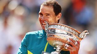 Stolz pr&auml;sentiert Rafael Nadal die Troph&auml;e der French Open. Dass er in Paris den Titel geholt hat, hat der Spanier auch Spritzen f&uuml;r den Fu&szlig; zu verdanken.