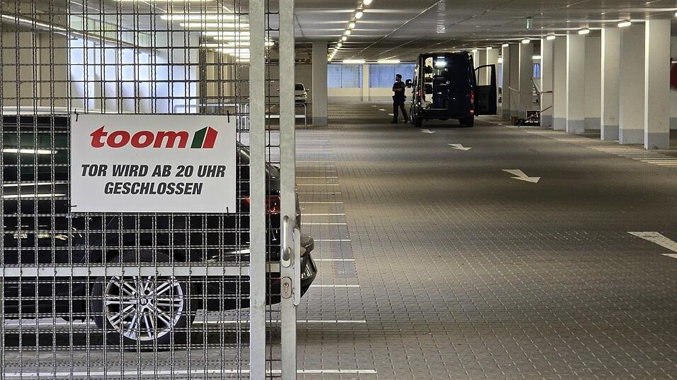 Die Polizei meldete am Samstag eine tote Frau in der Tiefgarage des Toom Baumarkts in Regensburg.