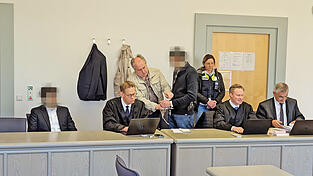 Der 23-J&auml;hrige (mit Handschellen) gesteht und darf von der U-Haft in eine Drogentherapie wechseln. Sein &auml;lterer Bruder wurde von allen Vorw&uuml;rfen freigesprochen.