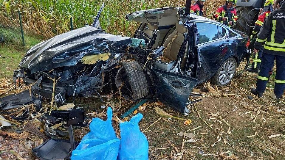 Vier junge Menschen wurden am Samstag bei einem Autounfall bei Ruhstorf (Kreis Passau) schwer verletzt.