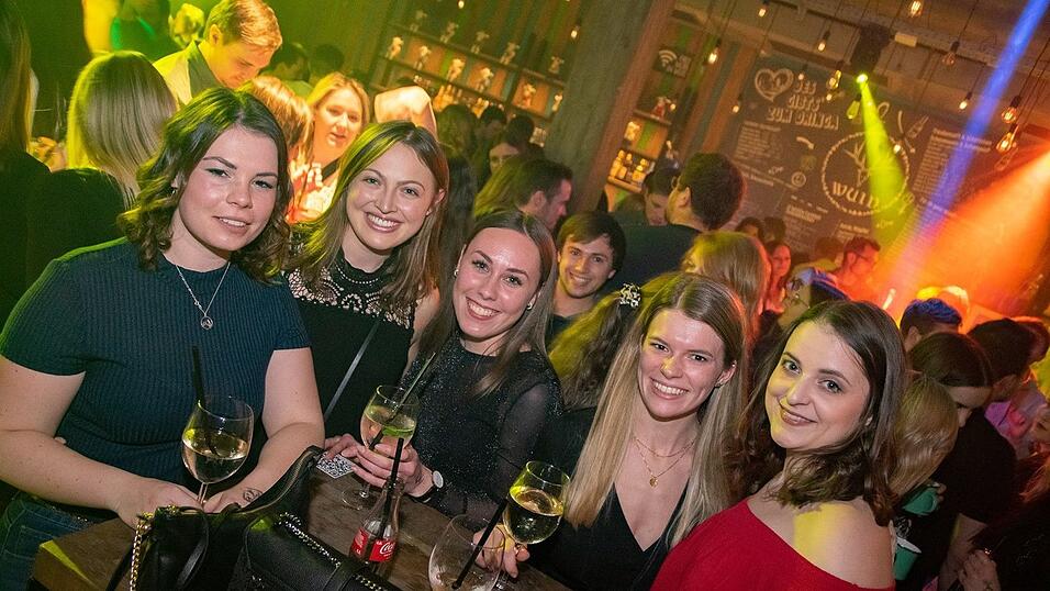 Die Stimmung bei den Partygängern am Samstagabend war prächtig. Die Stimmung bei den Partygängern am Samstagabend war prächtig.