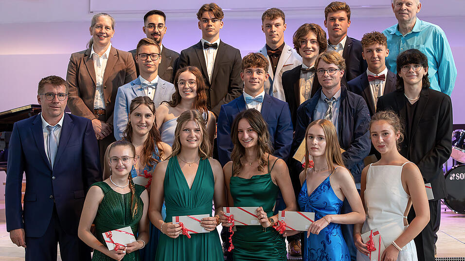 Die Jahrgangsbesten mit Oberstufenkoordinator Christian Schwarz (l.), Schulleiterin Ricarda Krawczak (hinten l.) und Elternbeiratsvorsitzendem Helmut Schmideder (oben r.).