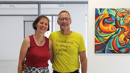 Angela und Joachim Klitscher in der noch (fast) leeren Galerie in Vilsbiburg: in den kommenden Tagen wird sich der Raum mit den farbenprächtigen Bildern von BONA füllen.