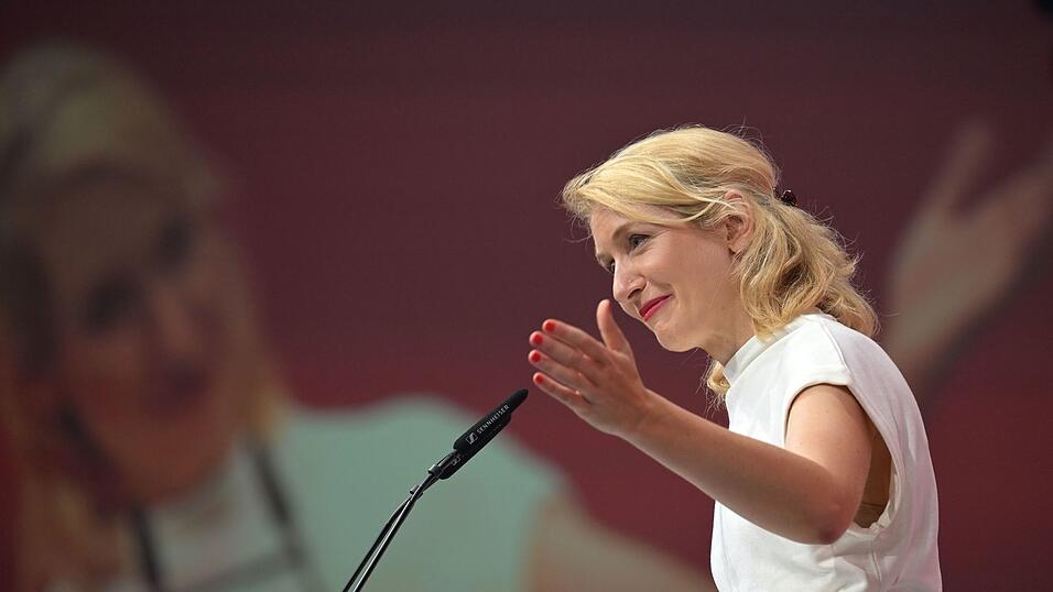 Ines Schwerdtner schlug in ihrer Rede den Bogen von Rosa Luxemburg bis zur Gegenwart. Ines Schwerdtner schlug in ihrer Rede den Bogen von Rosa Luxemburg bis zur Gegenwart.