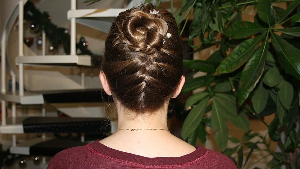 So sieht die fertige Frisur dann aus. So sieht die fertige Frisur dann aus.