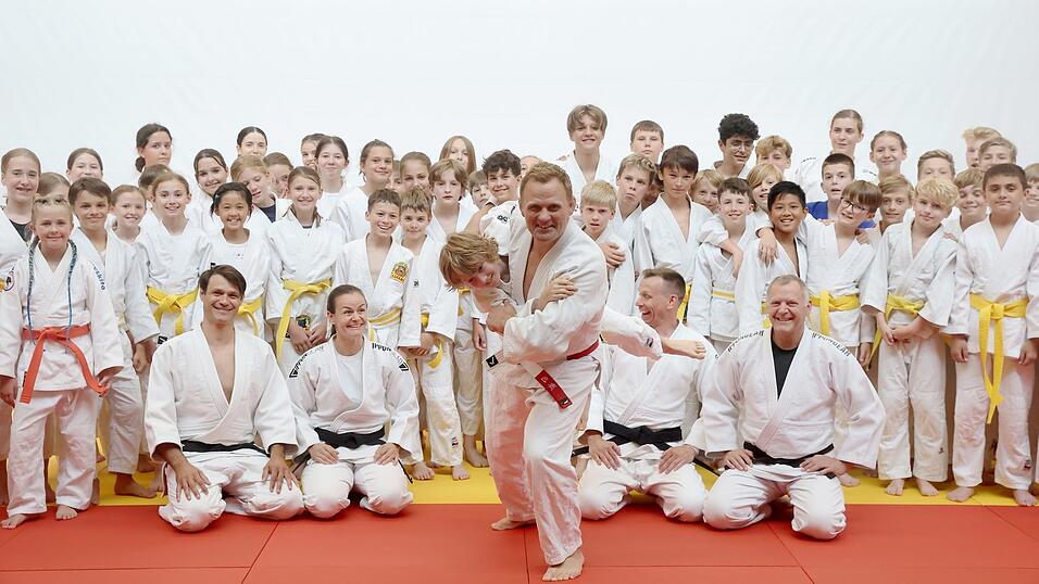 Selbst beim Gruppenfoto kann Judo-Olympiasieger Ole Bischof (vorne) nicht aus seiner Haut. Selbst beim Gruppenfoto kann Judo-Olympiasieger Ole Bischof (vorne) nicht aus seiner Haut.