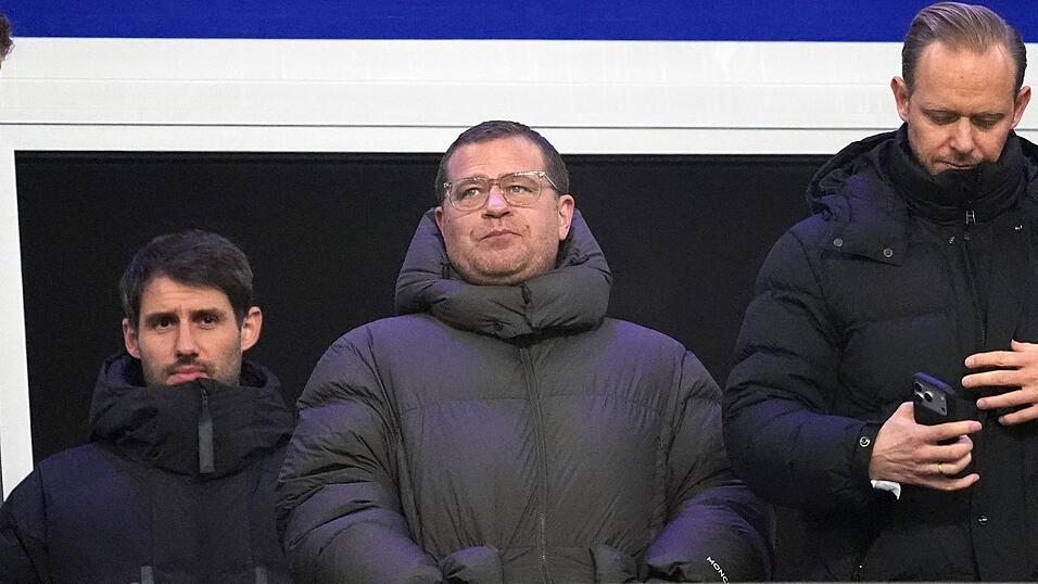 Max Eberl, Sportvorstand des FC Bayern München, steht vor dem Spiel beim Hamburger SV auf der Tribüne. Max Eberl, Sportvorstand des FC Bayern München, steht vor dem Spiel beim Hamburger SV auf der Tribüne.