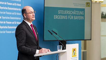 Albert F&uuml;racker (CSU) hat am Donnerstag die regionalisierten Ergebnisse der Mai-Steuersch&auml;tzung 2026 vorgestellt.