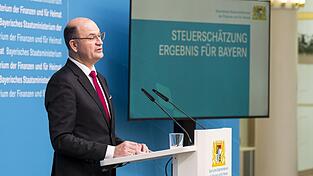 Albert F&uuml;racker (CSU) hat am Donnerstag die regionalisierten Ergebnisse der Mai-Steuersch&auml;tzung 2026 vorgestellt.