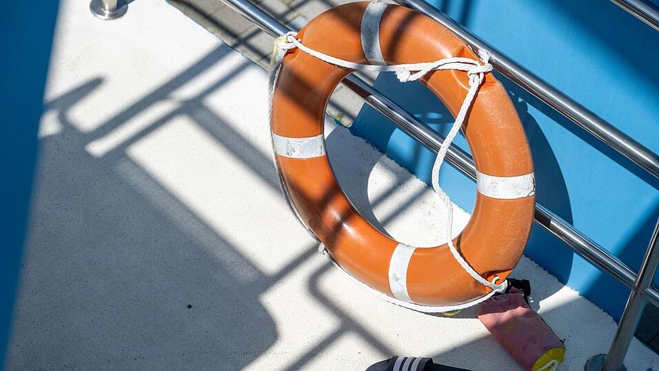 Rettungskr&auml;fte bargen den Mann noch aus dem Wasser, er starb sp&auml;ter in einem Krankenhaus. (Symbolbild)