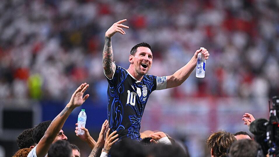 Lionel Messi wird auf Schultern getragen. Lionel Messi wird auf Schultern getragen.