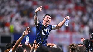 Lionel Messi wird auf Schultern getragen. Lionel Messi wird auf Schultern getragen.