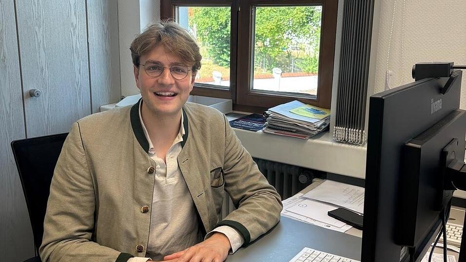 Max-Emanuel Montgelas ist der jüngste Bürgermeister im Landkreis Landshut. Ein anspruchsvoller Beruf, wie Montgelas nach drei Monaten gemerkt hat. Viele Probleme in der Gemeinde brauchen Zeit, im Hintergrund sei aber schon viel passiert, sagt der frische Bürgermeister im Interview. Max-Emanuel Montgelas ist der jüngste Bürgermeister im Landkreis Landshut. Ein anspruchsvoller Beruf, wie Montgelas nach drei Monaten gemerkt hat. Viele Probleme in der Gemeinde brauchen Zeit, im Hintergrund sei aber schon viel passiert, sagt der frische Bürgermeister im Interview.