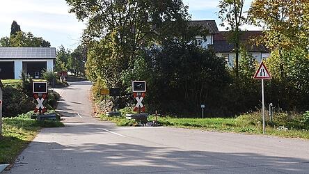 Der Bahn&uuml;bergang H&ouml;henberg: Nach Aussage des Nachbarn wurden erst k&uuml;rzlich Gras und Geb&uuml;sch zur&uuml;ckgeschnitten.