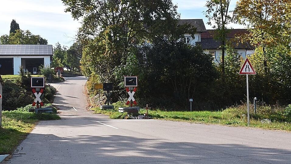 Der Bahnübergang Höhenberg: Nach Aussage des Nachbarn wurden erst kürzlich Gras und Gebüsch zurückgeschnitten. Der Bahnübergang Höhenberg: Nach Aussage des Nachbarn wurden erst kürzlich Gras und Gebüsch zurückgeschnitten.