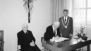Im Jahr 1994 trugen sich die Gebrüder Ratzinger (v. l.) Joseph Kardinal Ratzinger und sein Bruder, der ehemalige Domkapellmeister Georg Ratzinger, ins Goldene Buch ein. Mit dabei war Bürgermeister Hans Daffner.