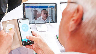 Per Videoanruf mit dem Hausarzt sprechen: Ein solches Angebot macht nicht nur den Arzt-Patienten-Kontakt leichter, sondern ermöglicht auch Menschen mit eingeschränkter Mobilität leichteren Kontakt zum Hausarzt.