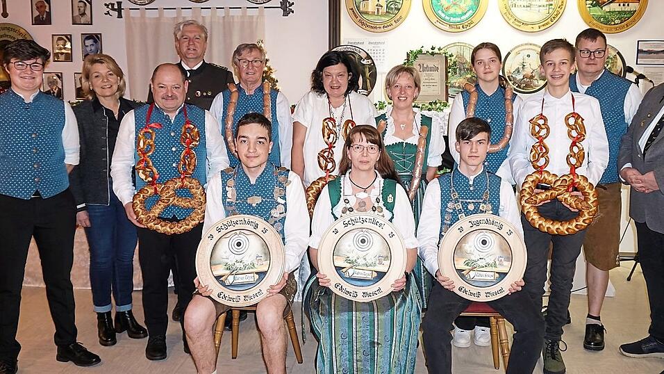 Die Majestäten der Edelweiß-Schützen Wiesent: Schützenkönig Florian Lehner, Schützenliesl Katrin Nojack und Jugendschützenkönig Lukas Kreuzer (vorne von links). Die Majestäten der Edelweiß-Schützen Wiesent: Schützenkönig Florian Lehner, Schützenliesl Katrin Nojack und Jugendschützenkönig Lukas Kreuzer (vorne von links).
