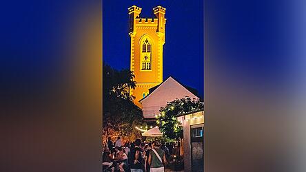 Feiern unter dem Stadtturm. Das geht in der Nacht zum Sonntag nicht nur im Biergarten des „ViP“ (Bild), sondern auch in den anderen Gaststätten im Stadtzentrum. Und sogar im Stangerl-Stodl am Dieberger Weg, in dem an zwei Tagen gefeiert wird.